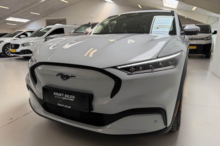 Hvid Ford Mustang Mach-E fra 2023