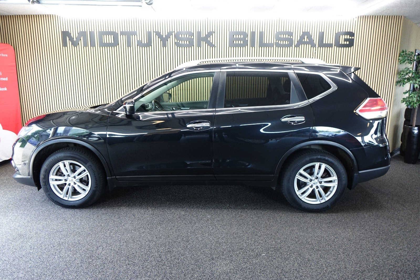 Sort Nissan X-Trail fra 2016