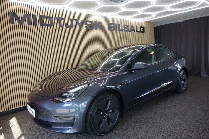Grå Tesla Model 3 fra 2023 set udefra