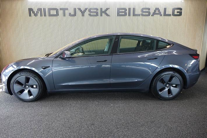 Grå Tesla Model 3 fra 2023