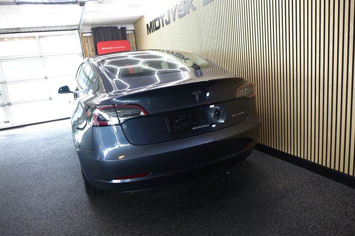 Grå Tesla Model 3 fra 2023