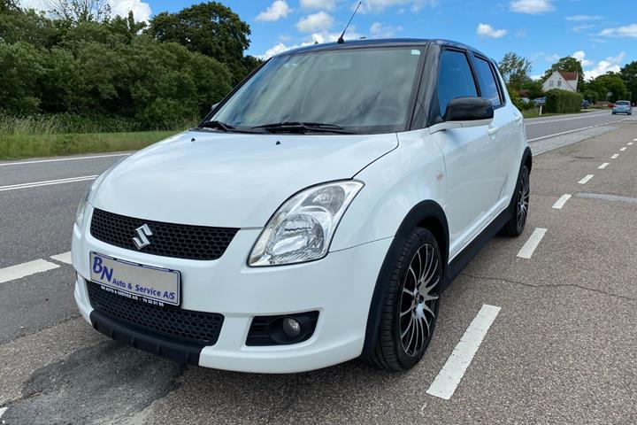 Hvid Suzuki Swift fra 2010 set udefra