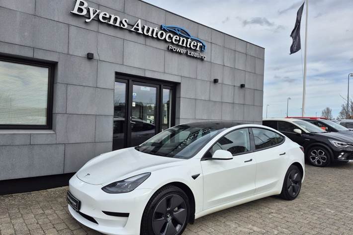 Hvid Tesla Model 3 fra 2021