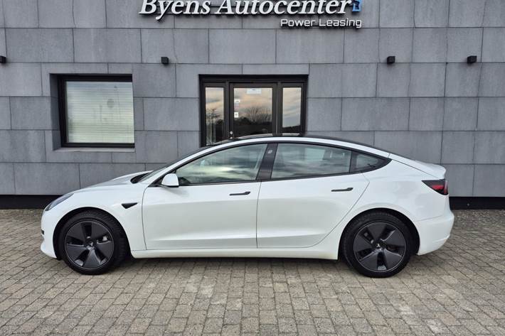 Hvid Tesla Model 3 fra 2021