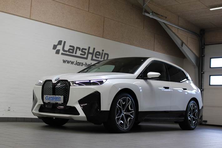 Hvid BMW iX fra 2023