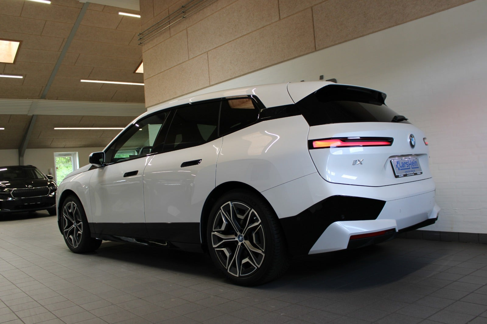 Hvid BMW iX fra 2023