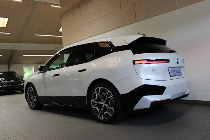 Hvid BMW iX fra 2023