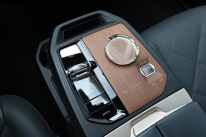 Hvid BMW iX fra 2023