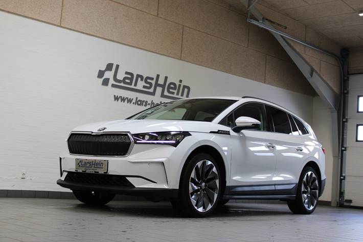 Hvid Skoda Enyaq fra 2023 set udefra