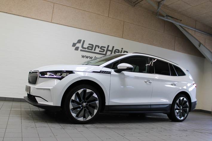 Hvid Skoda Enyaq fra 2023