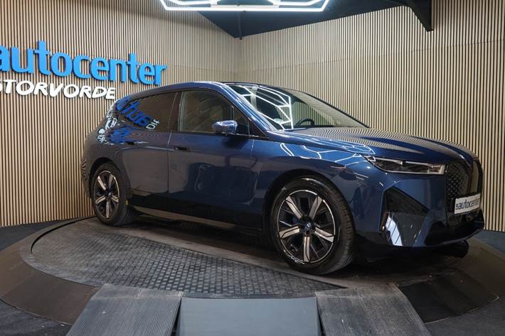 Blå BMW iX fra 2023