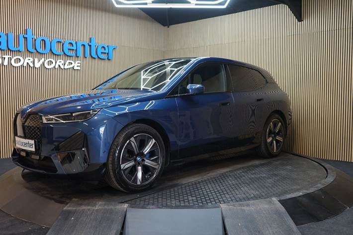Blå BMW iX fra 2023