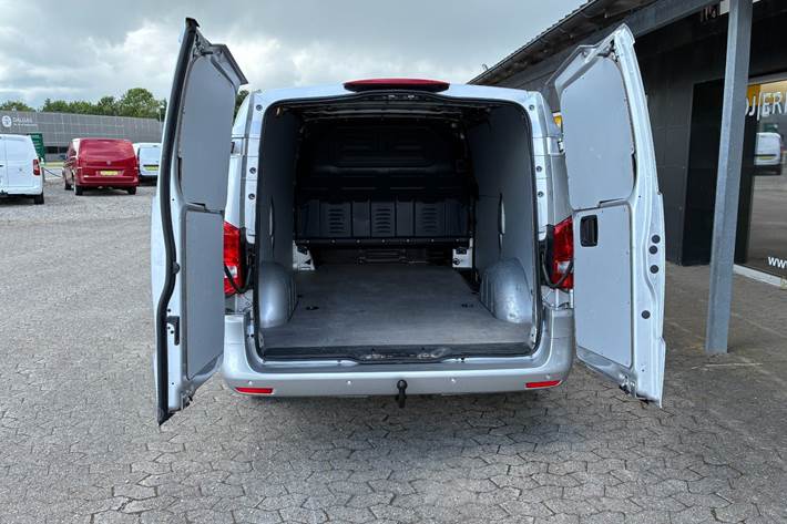 Sølv Mercedes Vito 116 fra 2020