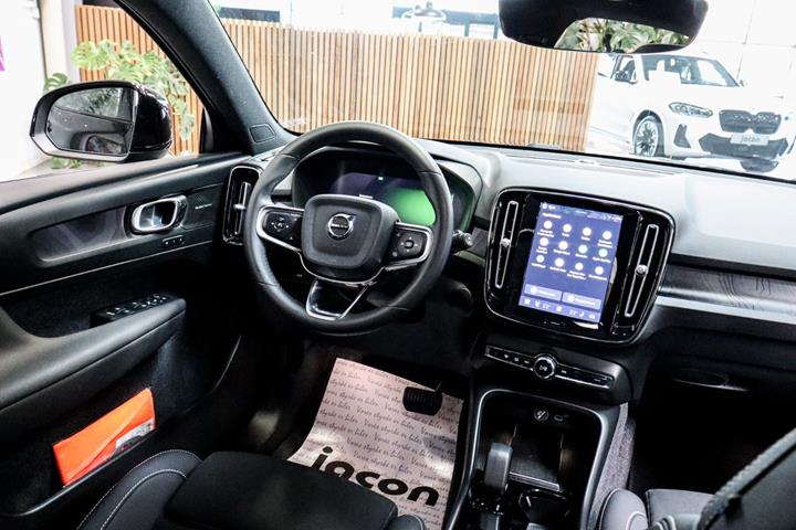 Sort Volvo XC40 fra 2023