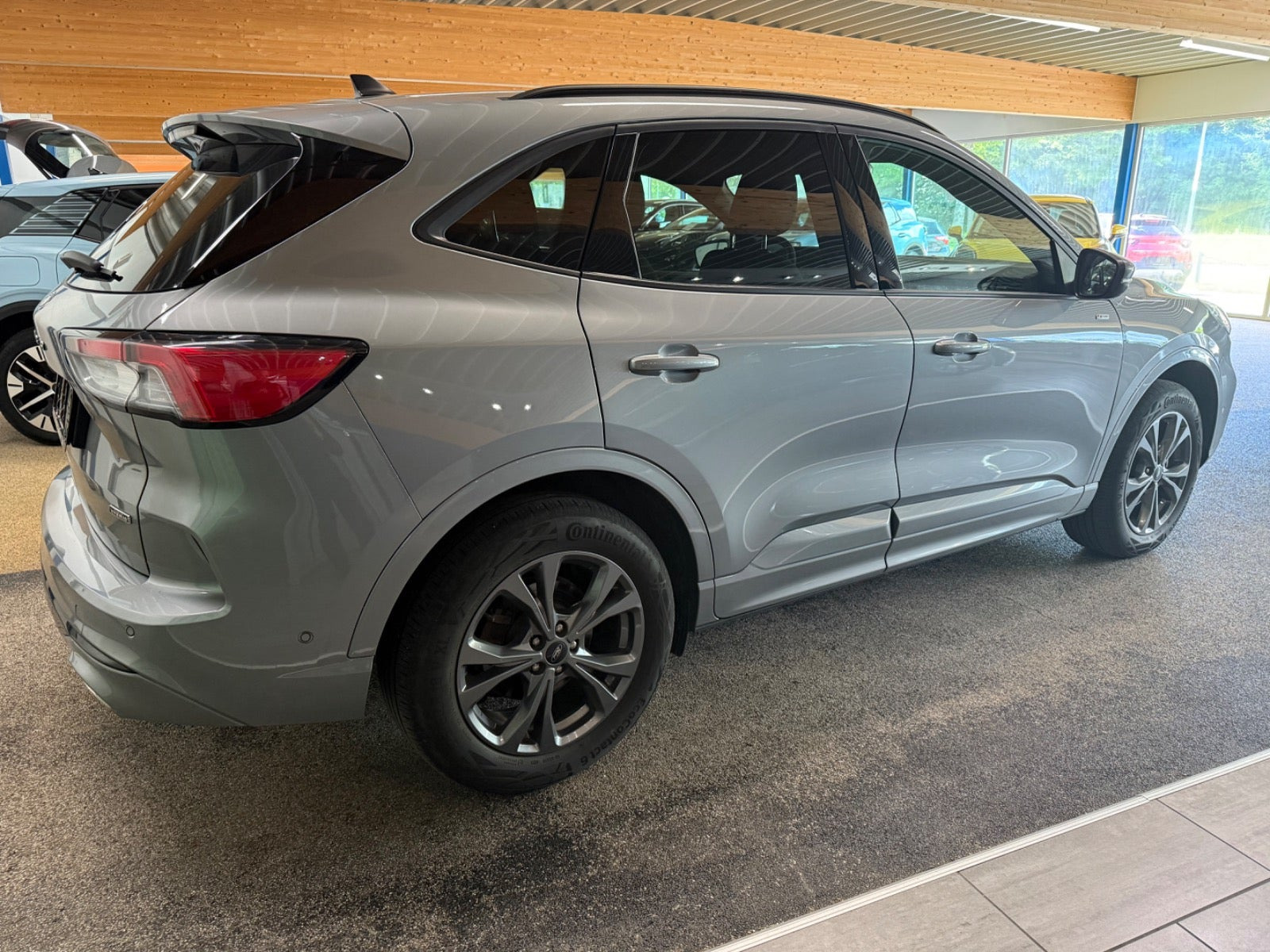 Grå Ford Kuga fra 2023