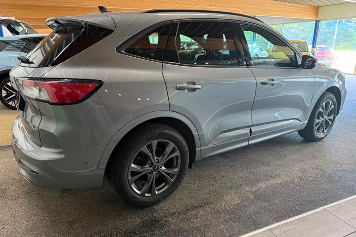Grå Ford Kuga fra 2023