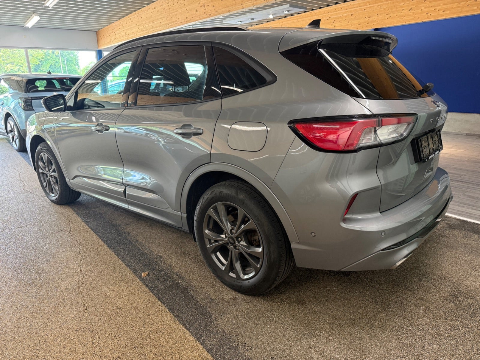 Grå Ford Kuga fra 2023