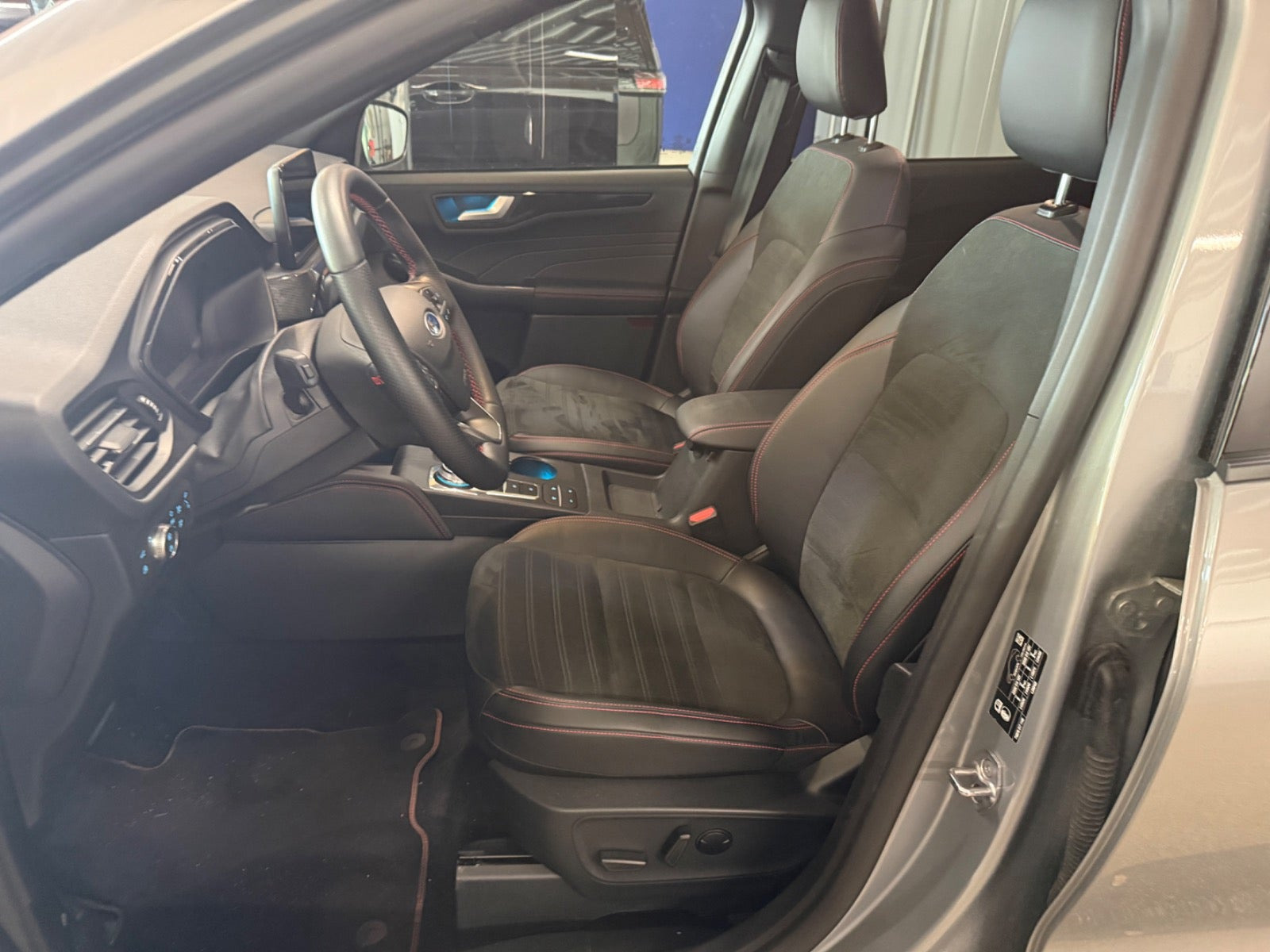 Grå Ford Kuga fra 2023