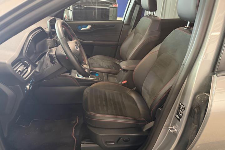 Grå Ford Kuga fra 2023