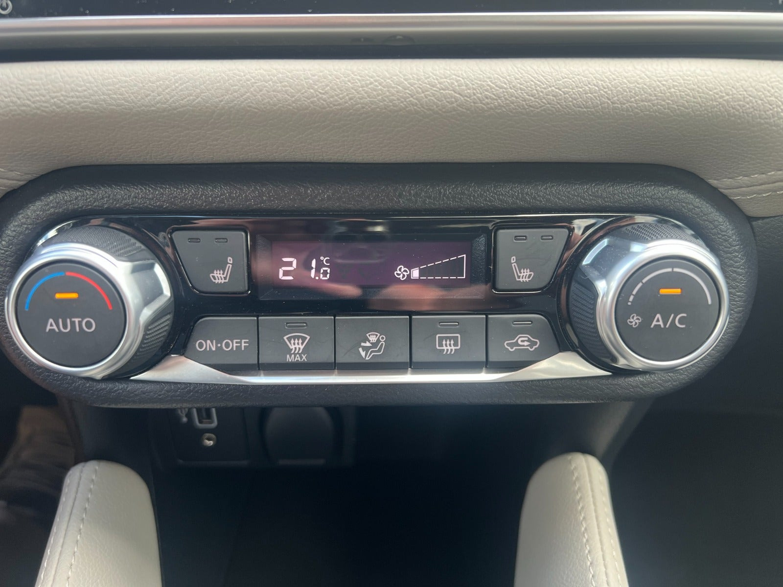 Rød Nissan Micra fra 2021