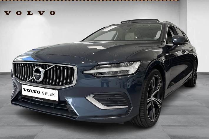 Blå Volvo V60 fra 2022 set udefra