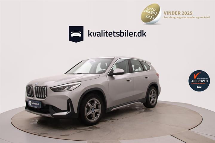 Sølv BMW iX1 fra 2023 set udefra