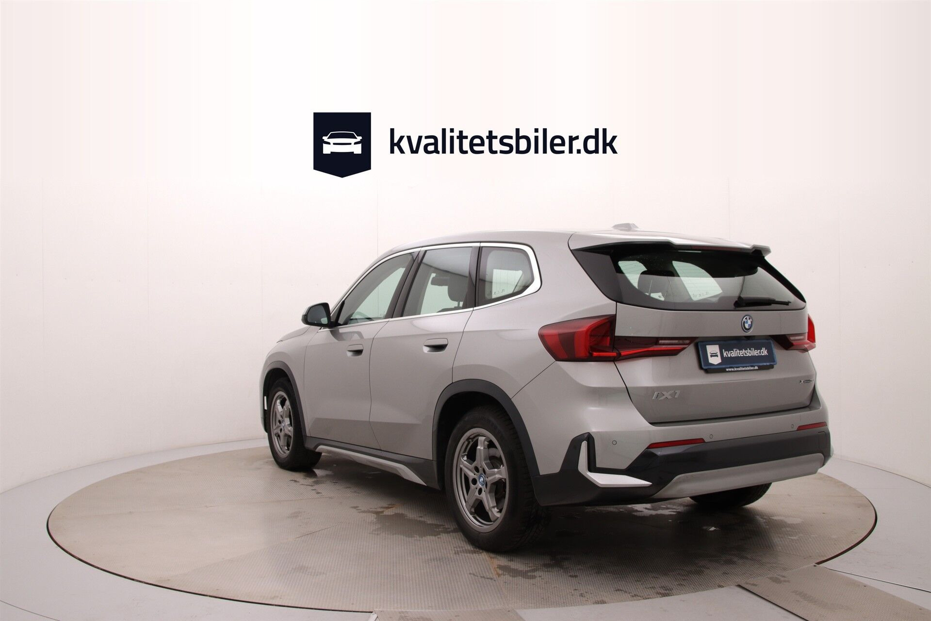 Sølv BMW iX1 fra 2023