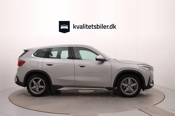 Sølv BMW iX1 fra 2023