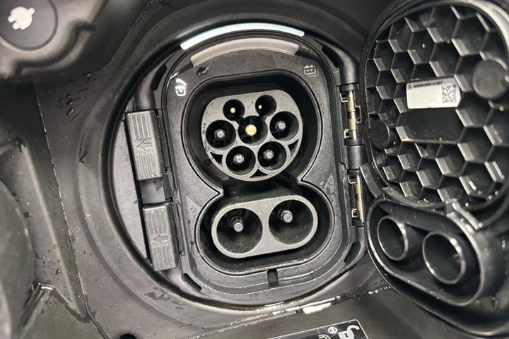 Hvid Mercedes EQA 250 fra 2021