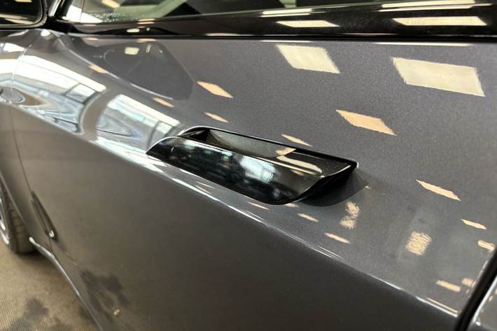 Grå Tesla Model S fra 2023