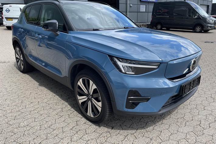 Blå Volvo XC40 fra 2023