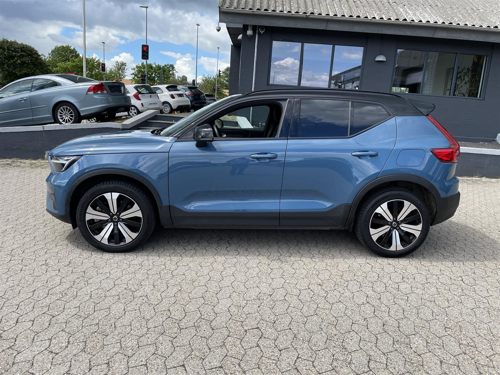 Blå Volvo XC40 fra 2023