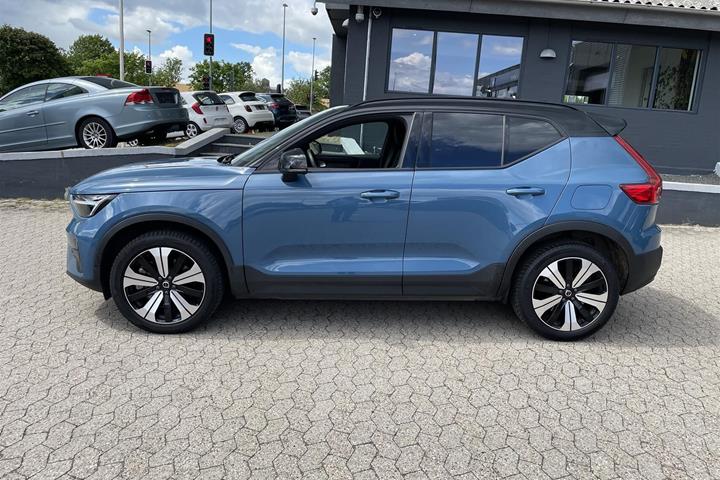 Blå Volvo XC40 fra 2023