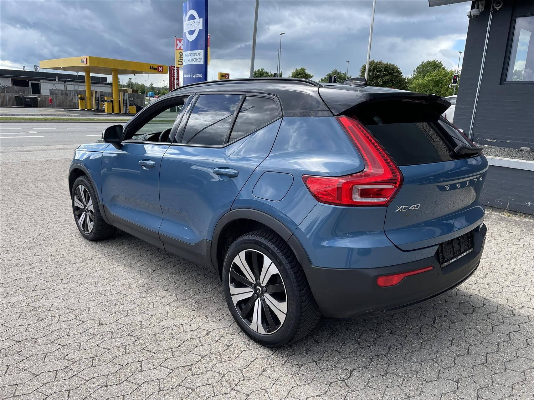 Blå Volvo XC40 fra 2023