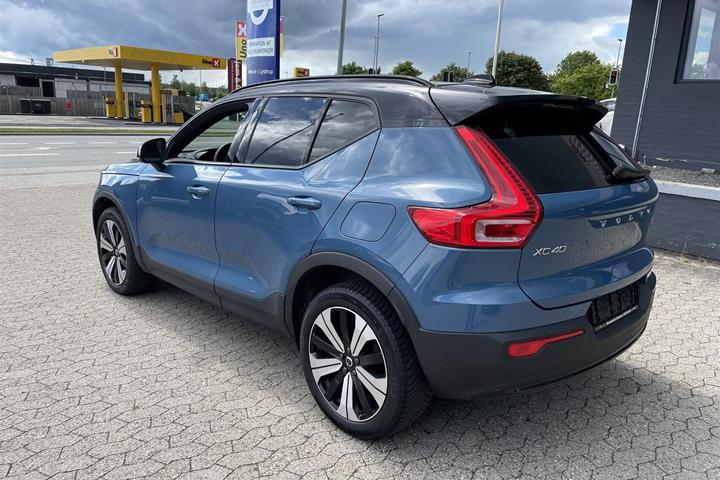 Blå Volvo XC40 fra 2023