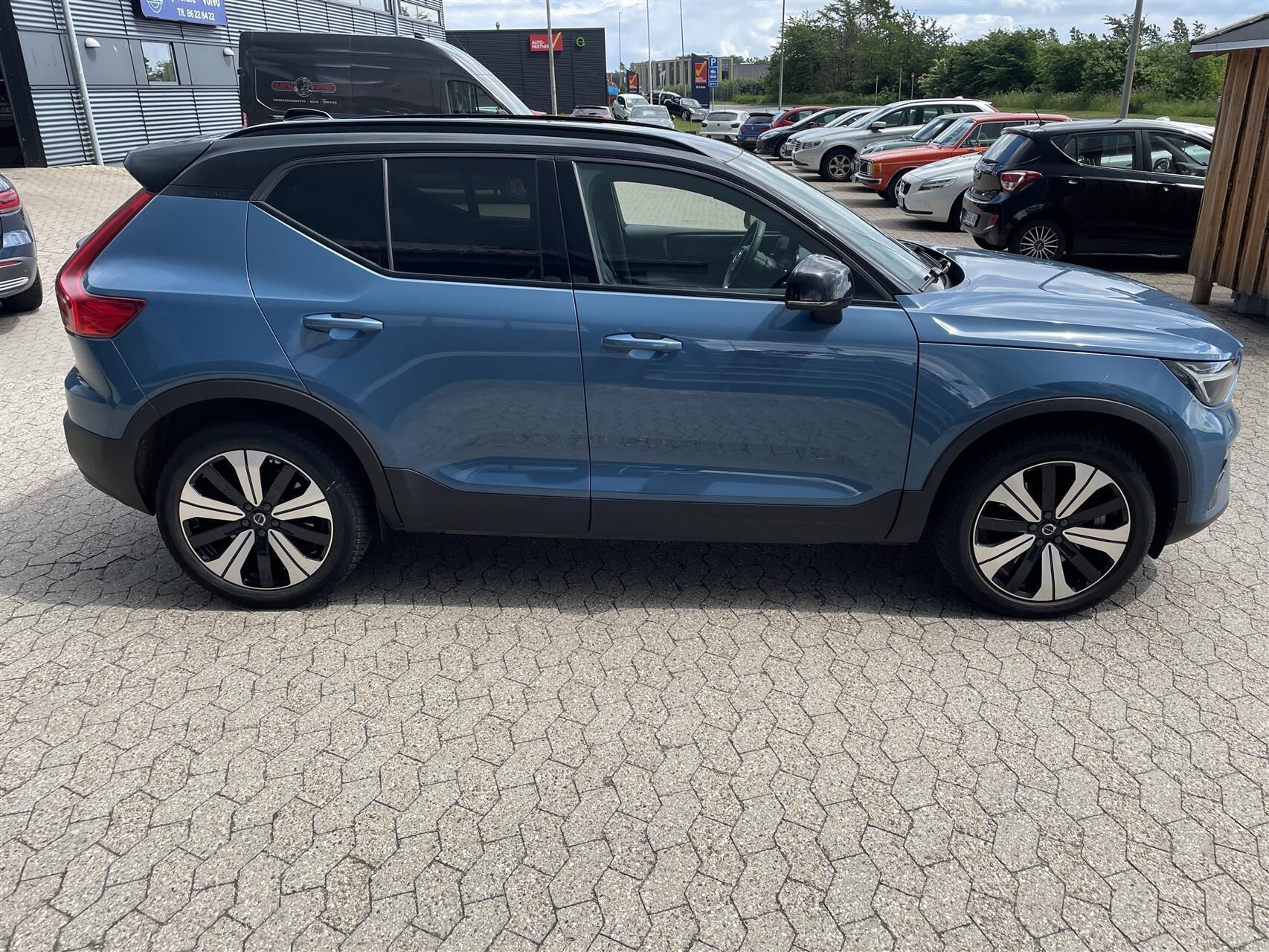 Blå Volvo XC40 fra 2023