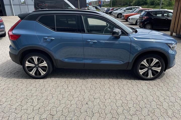 Blå Volvo XC40 fra 2023