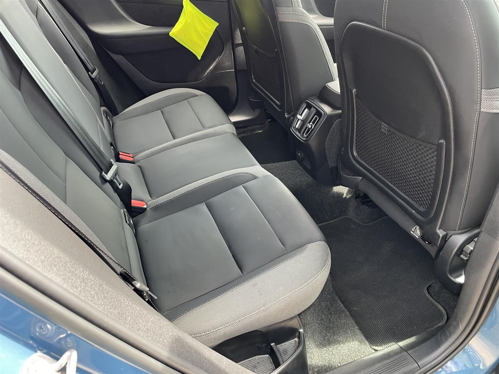 Blå Volvo XC40 fra 2023