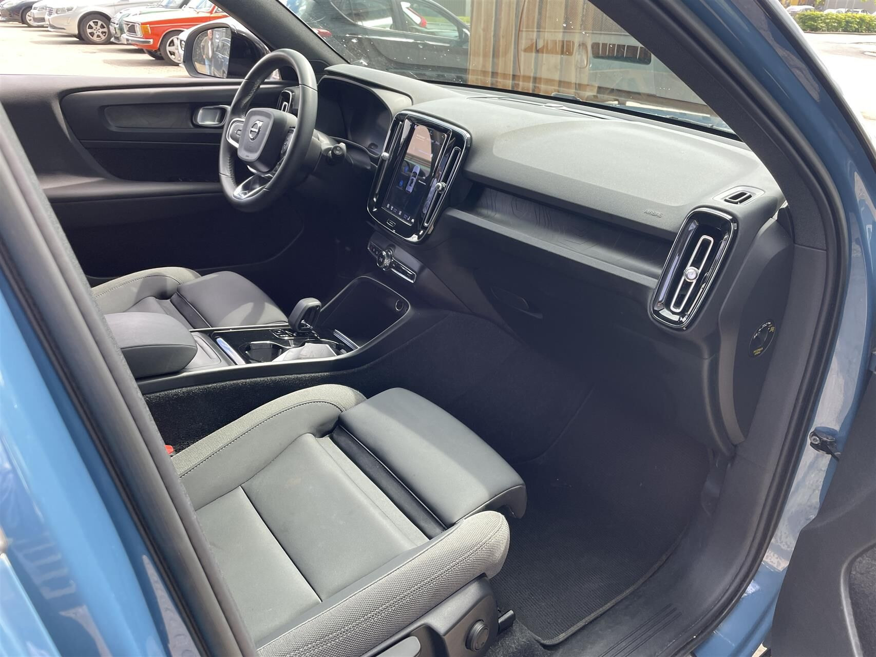 Blå Volvo XC40 fra 2023
