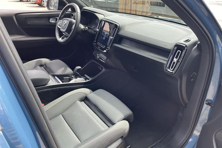 Blå Volvo XC40 fra 2023