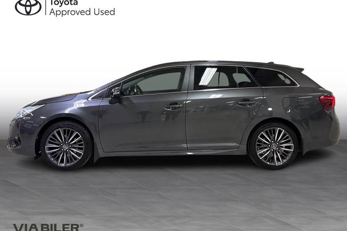 Sort Toyota Avensis fra 2018