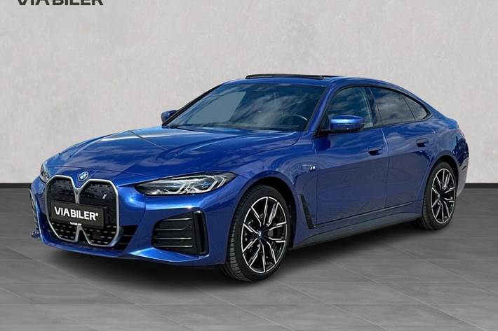 Blå BMW i4 fra 2023 set udefra