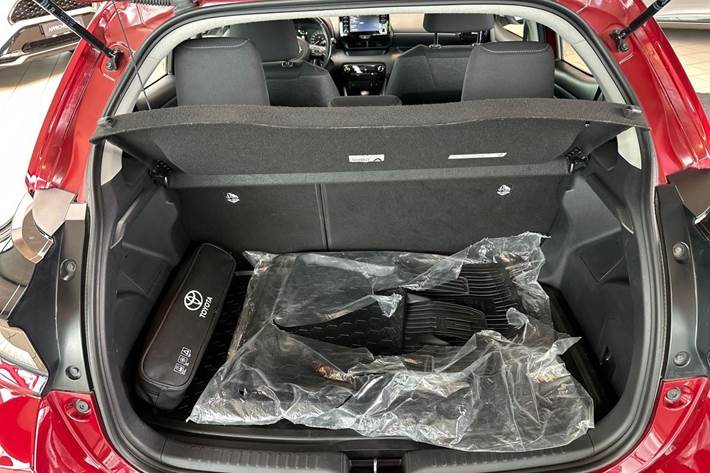 Rød Toyota Yaris fra 2021