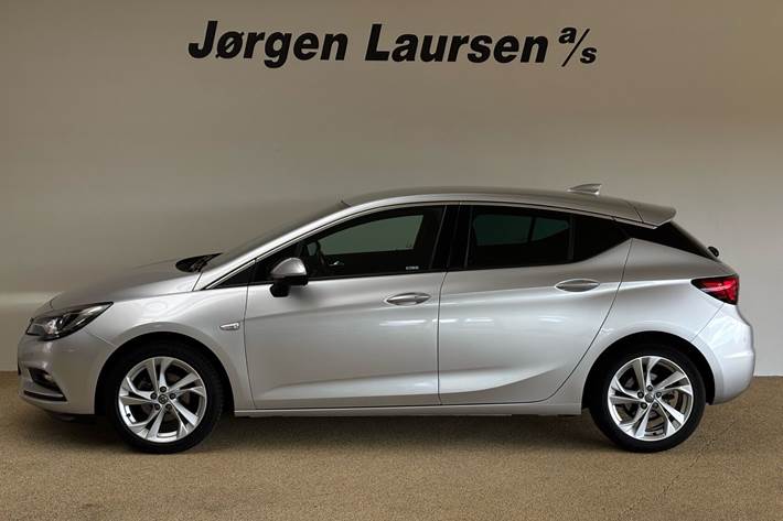 Sølv Opel Astra fra 2018