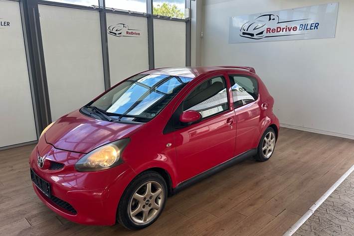 Rød Toyota Aygo fra 2006