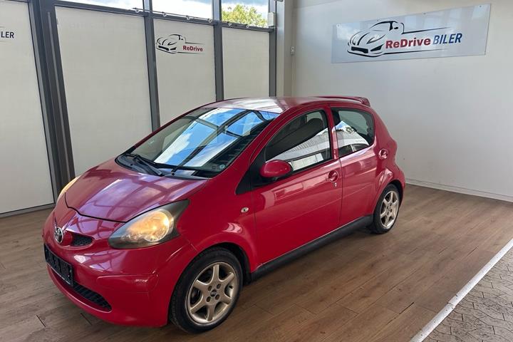Rød Toyota Aygo fra 2006 set udefra