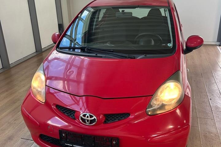 Rød Toyota Aygo fra 2006