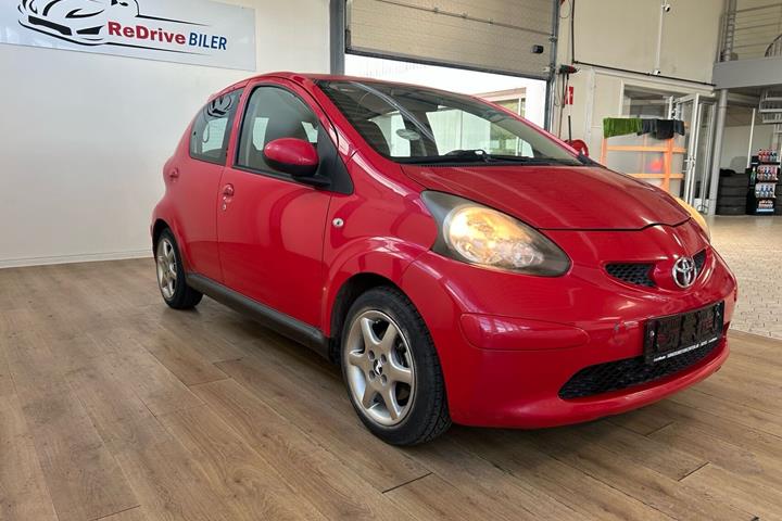 Rød Toyota Aygo fra 2006