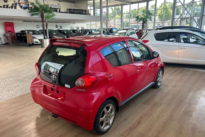 Rød Toyota Aygo fra 2006