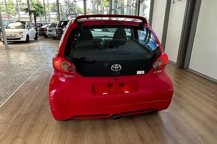 Rød Toyota Aygo fra 2006